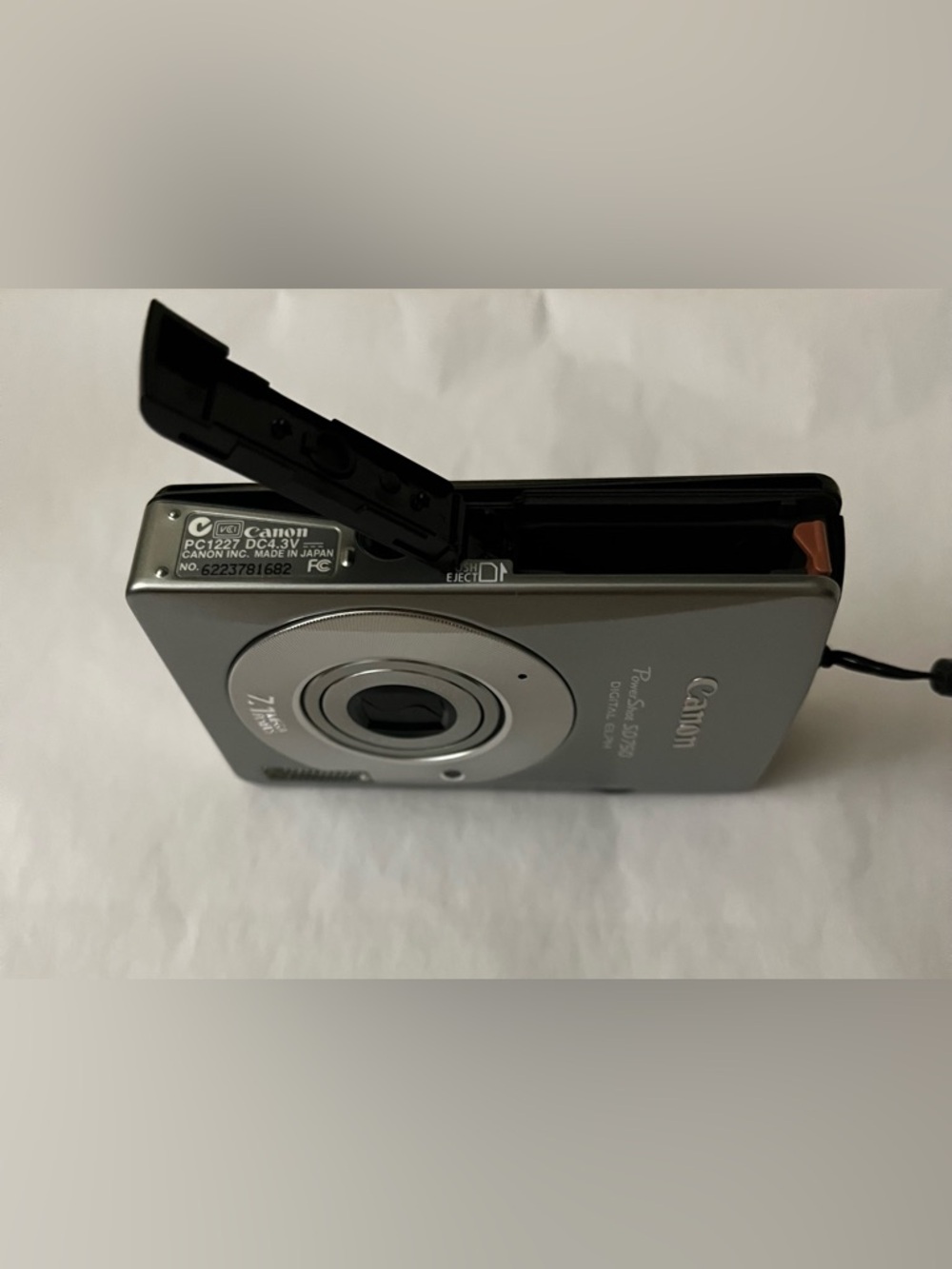 Canon PowerShot SD750 Digital Elph Camera - Silver - Picture 7 of 14
